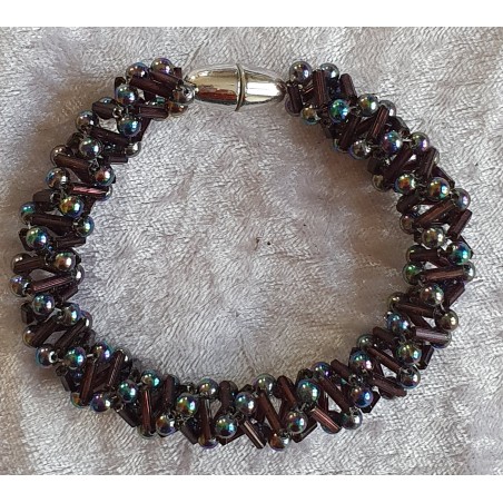 Gefädeltes Armband bordeaux/bunt