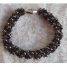 Gefädeltes Armband bordeaux/bunt