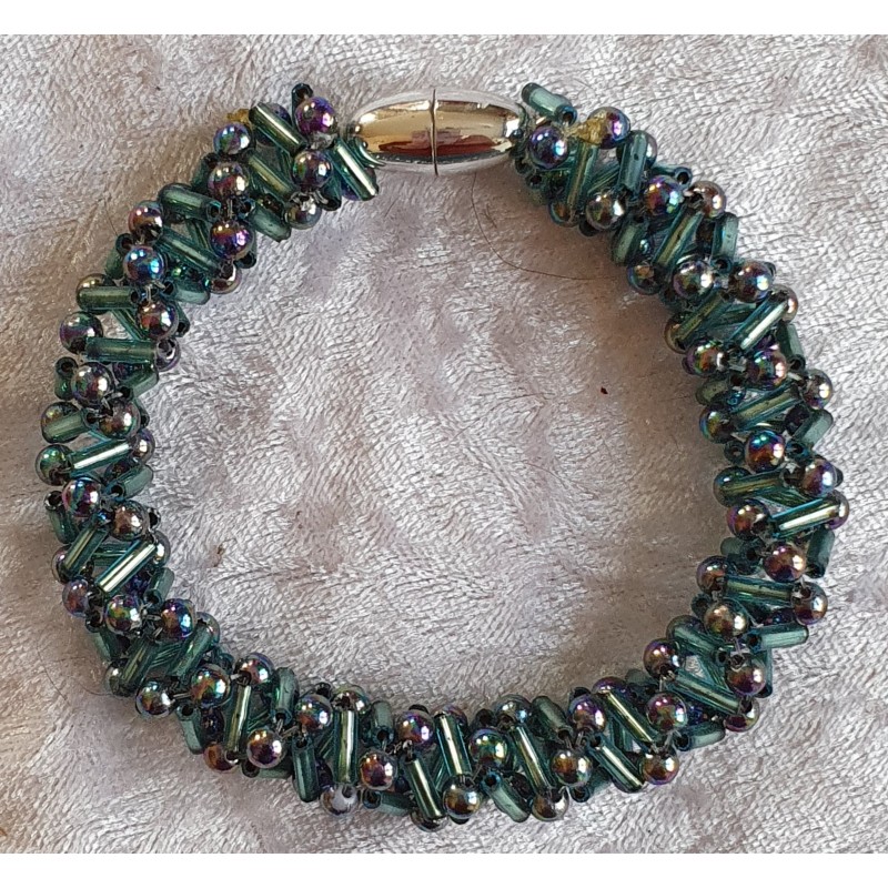 Gefädeltes Armband seegrün