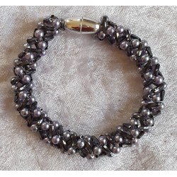 Gefädeltes Armband grau