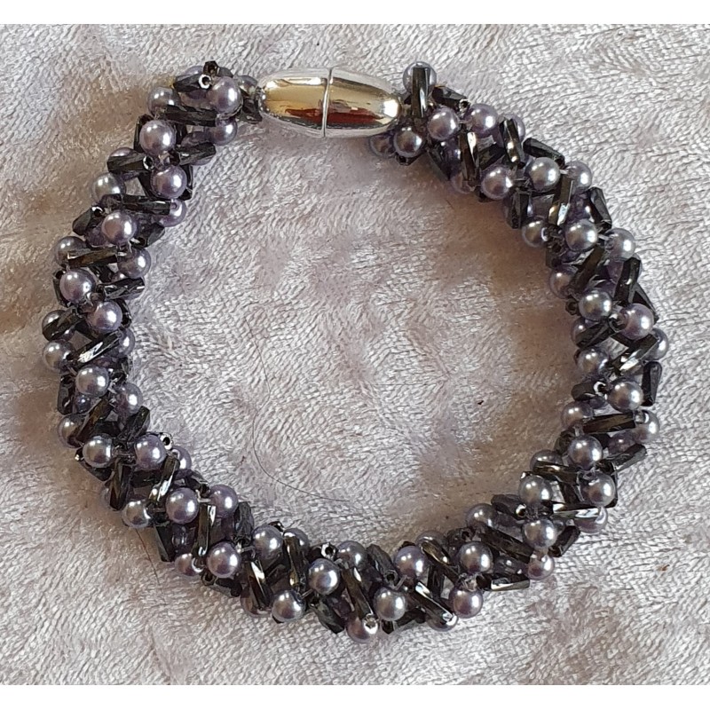 Gefädeltes Armband grau