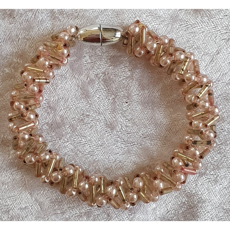 Gefädeltes Armband hellrosa