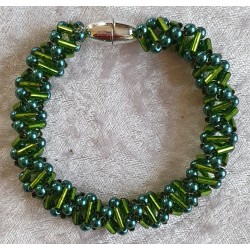 Gefädeltes Armband grün