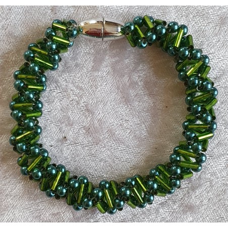 Gefädeltes Armband grün