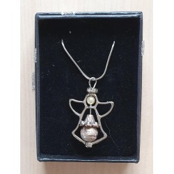 Kette mit Engelanhänger creme