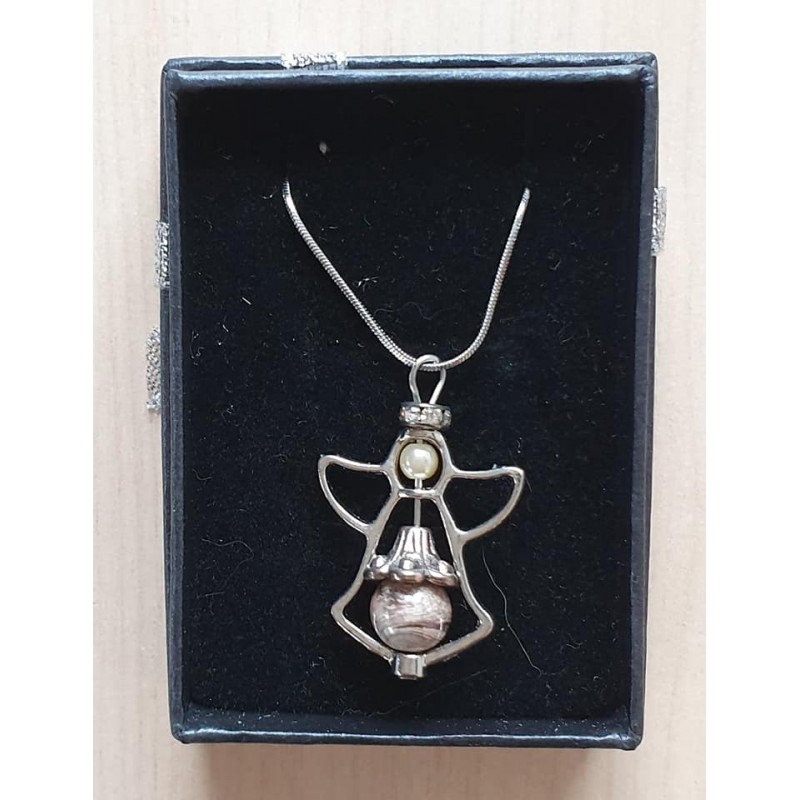 Kette mit Engelanhänger creme