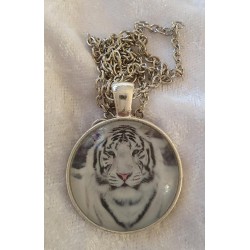 Kette mit Cabochon-Anhänger Weisser Tiger