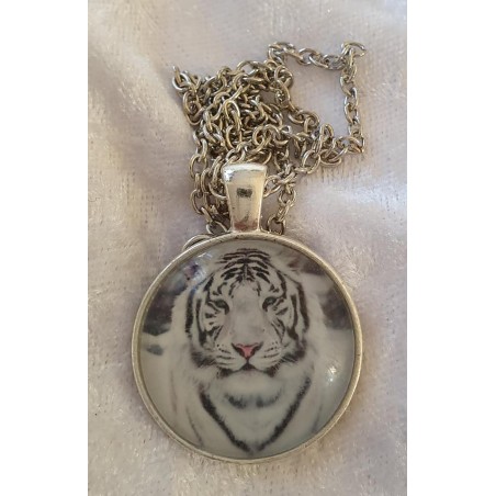 Kette mit Cabochon-Anhänger Weisser Tiger