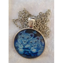 Kette mit Cabochon-Anhänger Weisse Tigerjungen