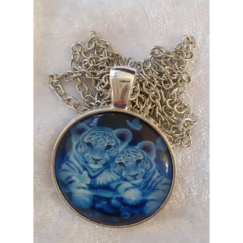 Kette mit Cabochon-Anhänger Weisse Tigerjungen