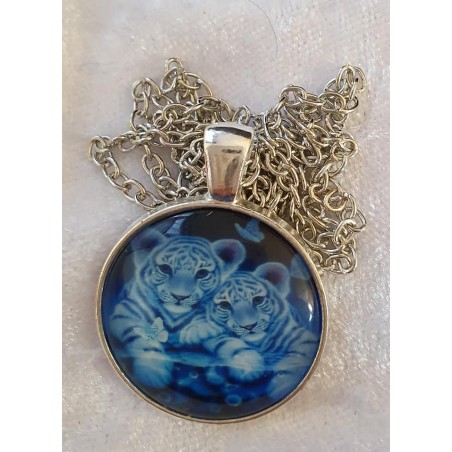 Kette mit Cabochon-Anhänger Weisse Tigerjungen
